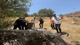 Eğil Belediye Başkanı ve personel piknik alanında çöpleri temizledi