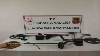 Eğirdirde şüphelenilen 4 kişiden kazma ve dedektörler ele geçirildi