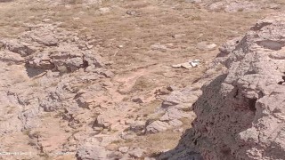 El freni çekilmeyen greyderin sürüklediği otomobil uçuruma yuvarlandı: 1 ölü, 1 yaralı