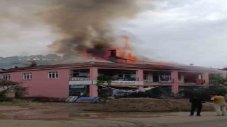 Elazığda çatı yangını, itfaiye tarafından söndürüldü