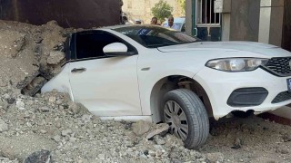 Elazığda hafriyat kamyonu otomobilin üzerinde devrildi: 1 yaralı