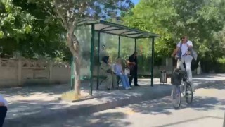 Elazığda ilginç görüntü: Yüksek bisikletiyle caddede tur attı