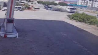 Elazığda lastiği patlayan kamyonun tel örgülere çarptığı kaza kamerada