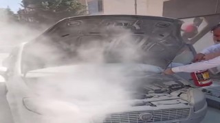 Elazığda park halindeki otomobil alev topuna döndü