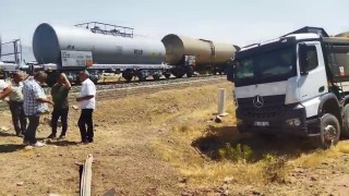 Elazığda tren kamyona çarptı: 1 yaralı
