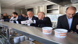 Elazığda vatandaşlara aşure ikram edildi