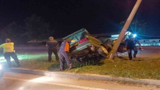 Elektrik direğine çarpan Tofaş hurdaya döndü