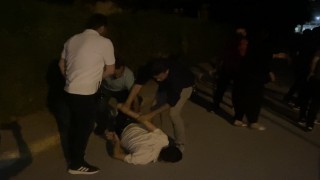 Eli bıçaklı genç polisin biber gazlı müdahalesiyle etkisiz hale getirildi