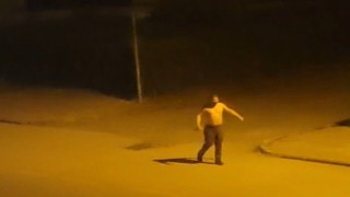 Elinde bıçakla sokak ortasında bağırdı: Adam olun lan, ben buradayım