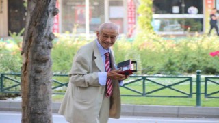 Elinde teyp ile sokak sokak gezerek müzik dinliyor