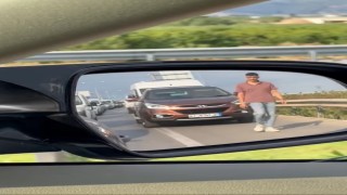 Emniyet şeridini ihlal edenleri, yürüyerek cezalandırdı