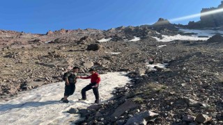 Erciyeste 3 bin 350 metre yükseklikte mahsur kalan dağcı kurtarıldı