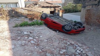 Erdekte park etmeye çalışırken takla atan araç arsaya düştü