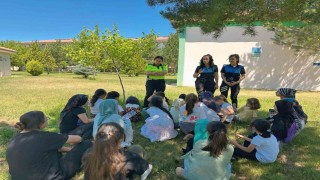 Erzincan polisi çocukları bilgilendiriyor
