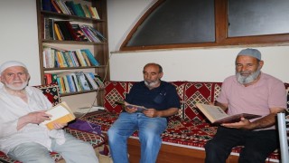 Erzincanda camiler kitapla buluştu: Hem çay yudumluyorlar hem kitap okuyorlar