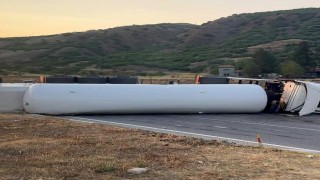 Erzincanda devrilen kimyasal gaz yüklü tır ulaşımı 3 saat aksattı