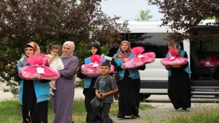 Erzincanda hayırsever ve gönüllülerin hazırladıkları çeyiz setleri nişanlı kızlara ulaştırıldı