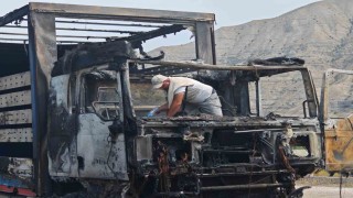 Erzurum-Artvin yolunda tır alev alev yandı