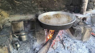 Erzurum Uzunderede pekmez kazanları kaynıyor