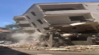 Esenyurtta yıkımı yapılan bina bir anda çöktü