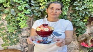 Eşinin iş kazası geçirmesiyle hayatı değişen kadın, 450 yıllık külliyede serinleten lezzet bici biciyle hayata tutundu