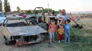 Ev, traktör ve otomobili yanan çift 4 torunuyla yuvasız kaldı