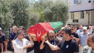 Evinde ölü bulunan yarış spikeri toprağa verildi