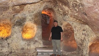 Evinin altında iki bin yıllık parmak izleriyle yaşıyor