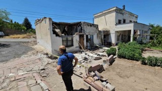 Evinin çatısı üzerine çöken yaşlı adam ağır yaralandı