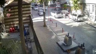 Eyüpsultanda polisten örnek davranış: Dik yokuştan inemeyen kağıt toplayıcısının yardımına koştu