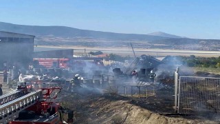 Fabrika deposunda çıkan yangında 2 işçi dumandan etkilendi