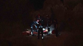 Falezlerden yukarı çıkmak isterken yaralanan genç kızı itfaiye kurtardı