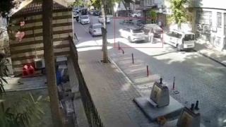 Fatihte bir sürücü yolda yürüyen genç kadına dehşeti yaşattı: Önce sözlü taciz etti sonra aracıyla ayağının üzerinden geçti