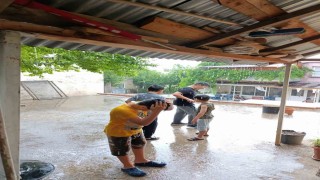 Fekede 10 dakika yağan yağmur çocukları sevindirdi