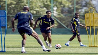 Fenerbahçe, günün ilk antrenmanını tamamladı
