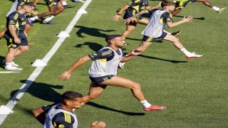Fenerbahçe, yeni sezon hazırlıklarını akşam idmanıyla sürdürdü