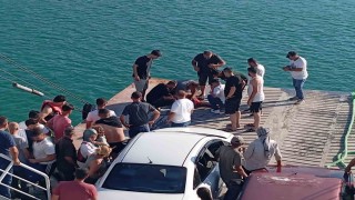 Feribottan atlayan şahsı vatandaşlar kurtardı