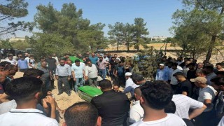 Fırat Nehrinde boğulan iki kız kardeş yan yana defnedildi