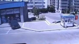 Fren yerine gaza basınca kontrolden çıkan otomobil dükkana daldı