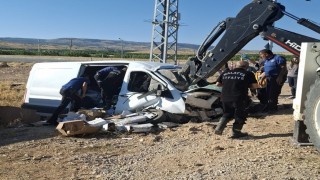 Freni boşalan hafif ticari araç aydınlatma direğine çarptı: 1 yaralı