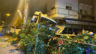 Freni boşalan tır park halindeki 2 otomobile çarparak durabildi