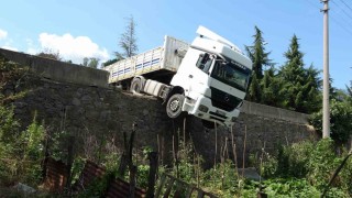 Freni boşalan tır yola sürüklendi, istinat duvarında asılı kaldı