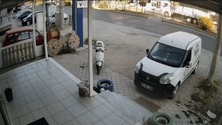 Freni patlayan kamyonun trafik ışığında bekleyen 4 otomobile çarptığı kaza kamerada