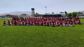 Futbol yaz spor okulu 400ü aşkın öğrenciyle devam ediyor