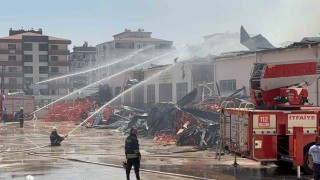 Gaziantepte meslek lisesindeki yangına müdahale sürüyor