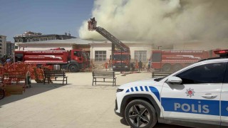 Gaziantepte meslek lisesinin mobilya atölyesinde yangın