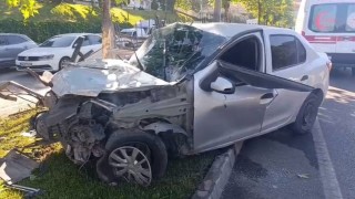 Gaziantepte refüjdeki demirlere çarpan otomobilde 2 kişi yaralandı