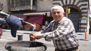 Gaziantepte sıcaktan bunalan vatandaşlar çeşme başında serinledi