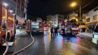 Gaziosmanpaşada yangın paniği: 3 katlı binanın çatısı alev alev yandı