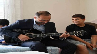 Gaziosmapaşada darbedilen özel çocuğa gitar sürprizi